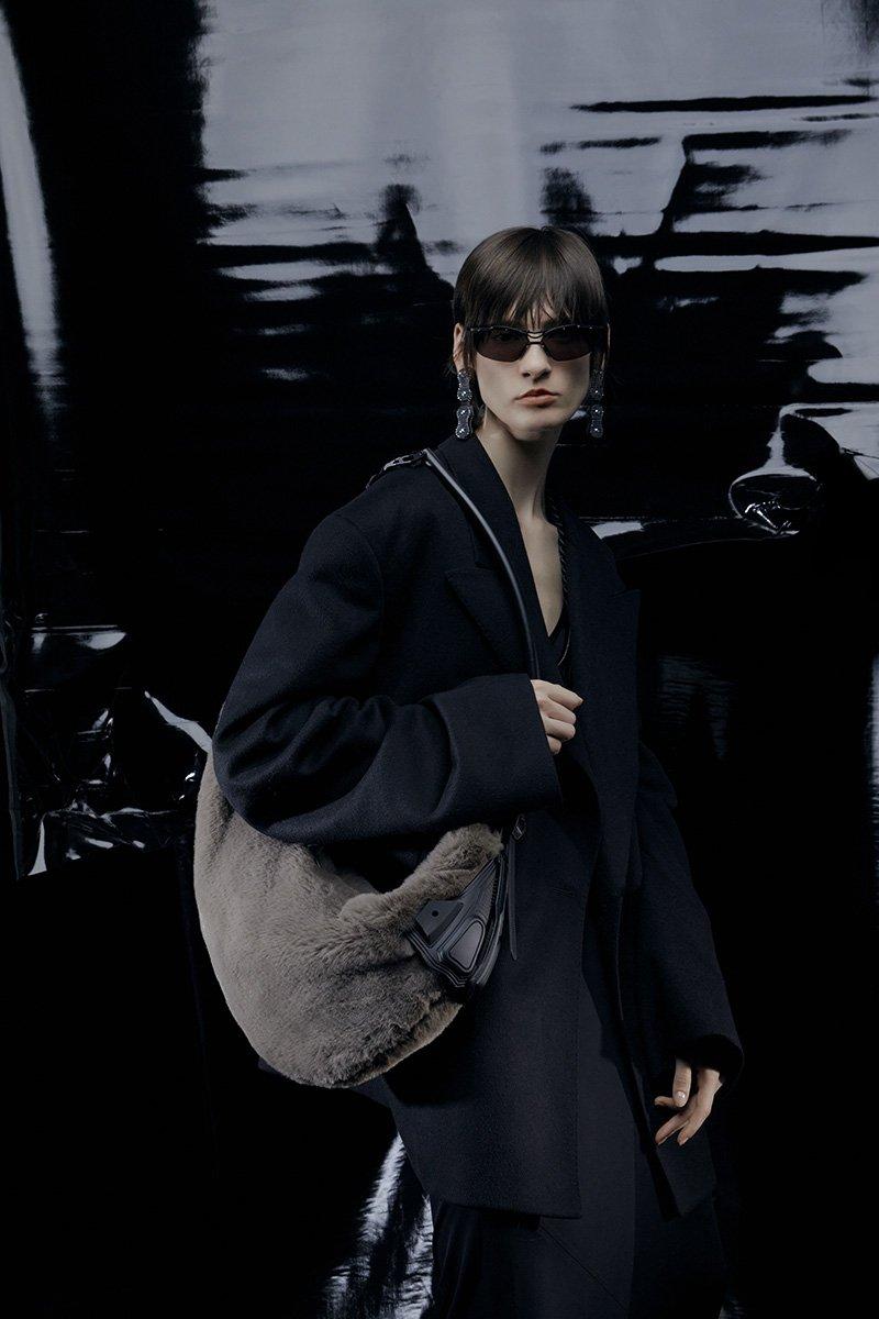 Innerraum Berlin OBJECT HM3 HALF MOON BAG WARM GRAY + BLACK MATT