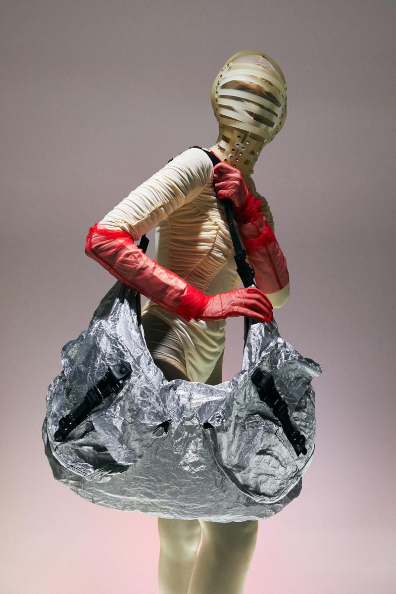 Innerraum Berlin OBJECT HM4 XXL HALF MOON BAG ALUMINIUM + BLACK MATT