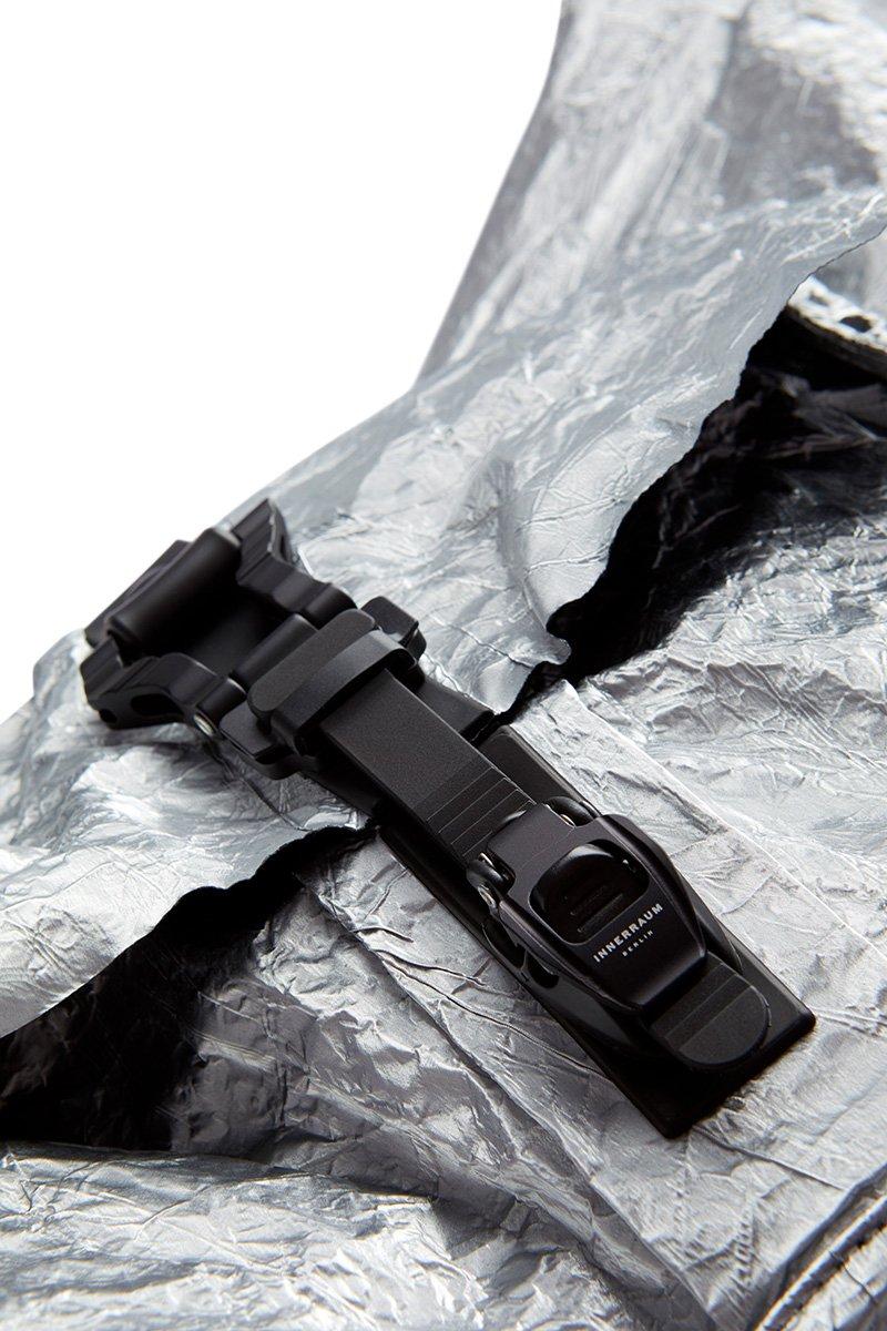 Innerraum Berlin OBJECT HM4 XXL HALF MOON BAG ALUMINIUM + BLACK MATT