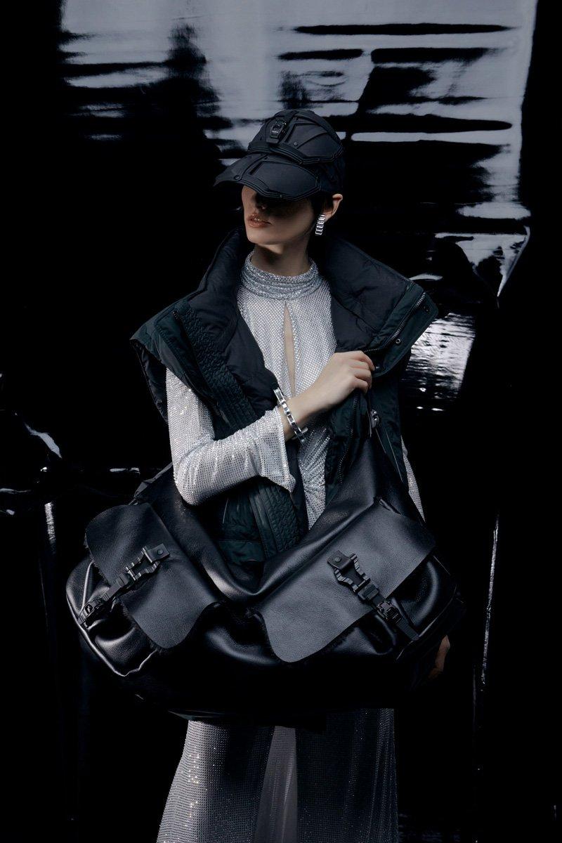 Innerraum Berlin OBJECT HM4 XXL HALF MOON BAG BLACK + BLACK MATT