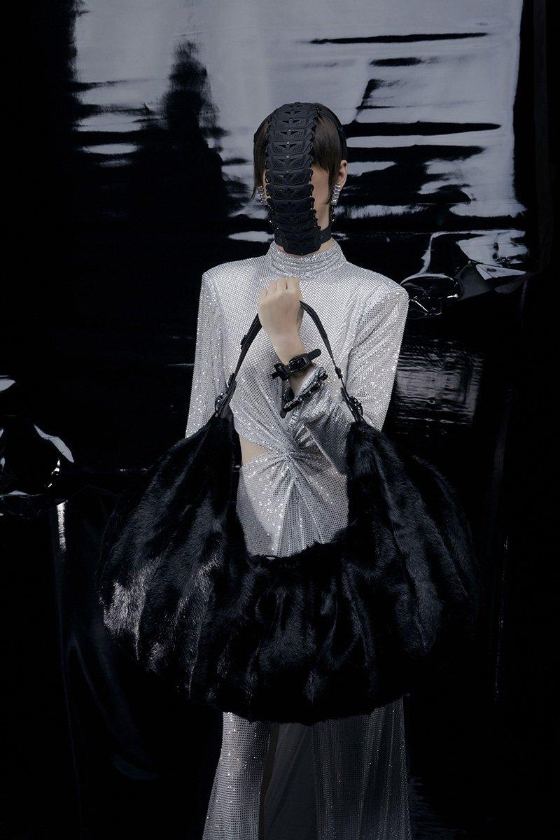 Innerraum Berlin OBJECT HM4 XXL HALF MOON BAG BLACK FAUX FUR + BLACK MATT