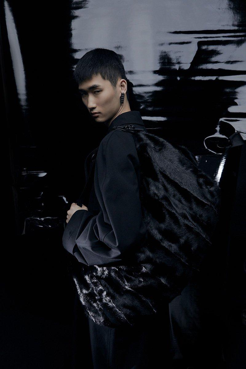 Innerraum Berlin OBJECT HM4 XXL HALF MOON BAG BLACK FAUX FUR + BLACK MATT