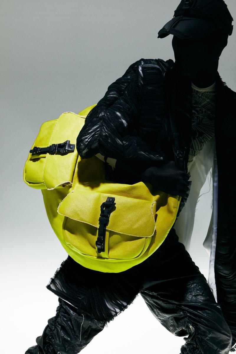 Innerraum Berlin OBJECT HM4 XXL HALF MOON BAG YELLOW + BLACK MATT