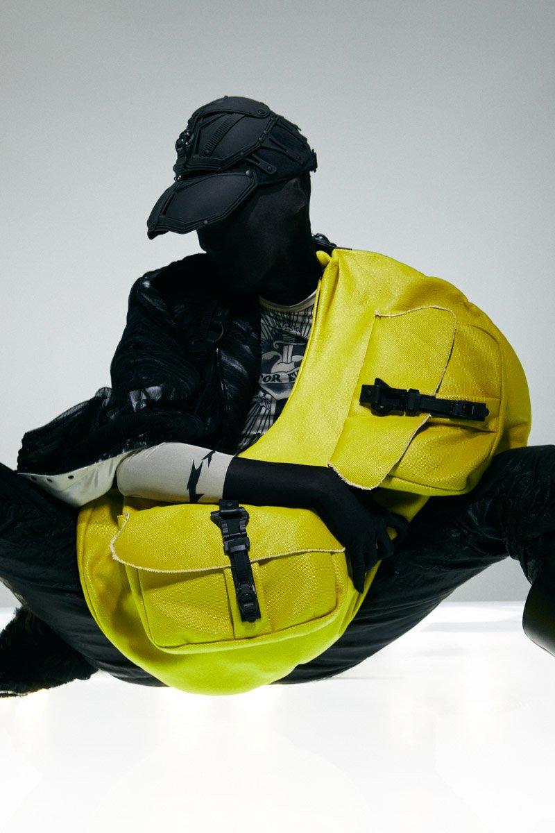 Innerraum Berlin OBJECT HM4 XXL HALF MOON BAG YELLOW + BLACK MATT