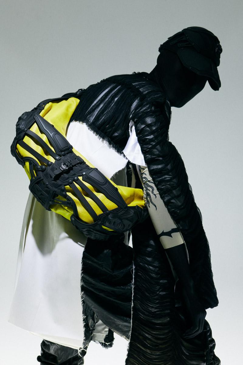 Innerraum Berlin OBJECT HM6 BIG SHOULDER BAG YELLOW + BLACK MATT