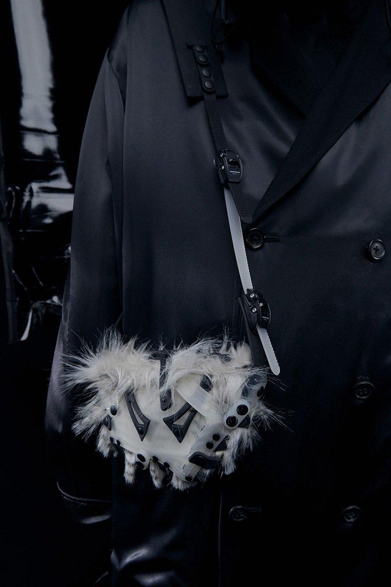 Innerraum Berlin OBJECT I14 SMARTPHONE BAG TRANSPARENT - FAUX FUR + BLACK MATT