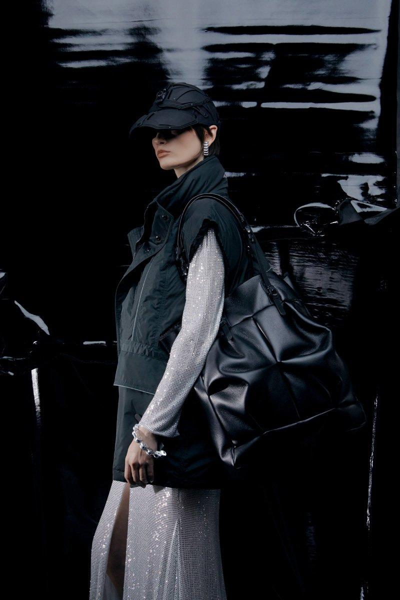 Innerraum Berlin OBJECT I94 VERTICAL TOTE BLACK + BLACK MATT