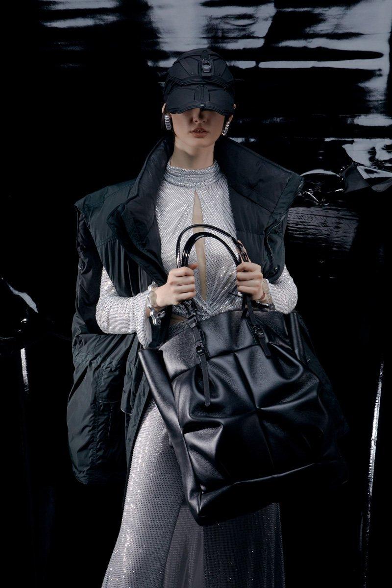 Innerraum Berlin OBJECT I94 VERTICAL TOTE BLACK + BLACK MATT