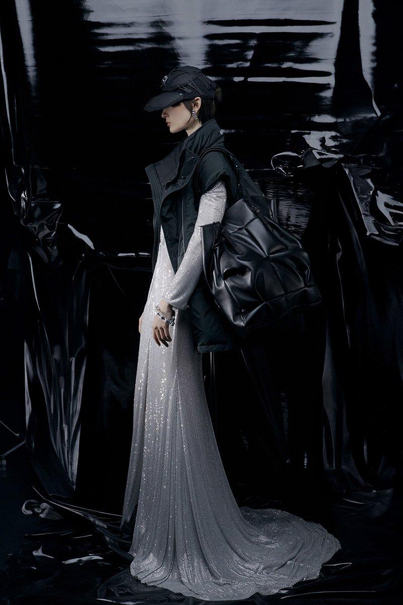 Innerraum Berlin OBJECT I94 VERTICAL TOTE BLACK + BLACK MATT