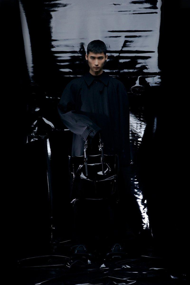 Innerraum Berlin OBJECT I94 VERTICAL TOTE BLACK SHINY 3D VINYL + BLACK MATT