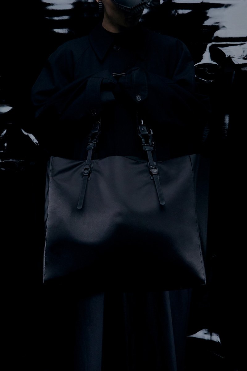 Innerraum Berlin OBJECT I95 HORIZONTAL TOTE BLACK PUFFY BOMBER NYLON + BLACK MATT