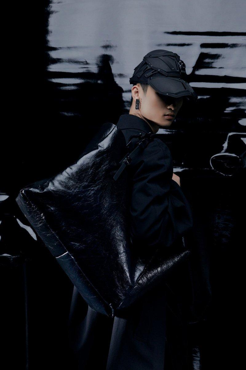 Innerraum Berlin OBJECT I95 HORIZONTAL TOTE BLACK SHINY + BLACK MATT