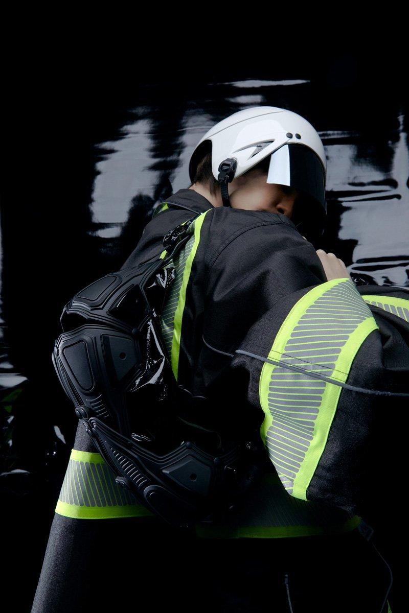 Innerraum Berlin OBJECT M02 SMALL HALF MOON BAG BLACK SHINY - VINYL + BLACK MATT