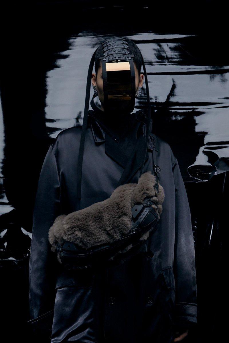 Innerraum Berlin OBJECT M07 CROSSBODY BAG / FANNY PACK WARM GRAY - FAUX FUR + BLACK MATT