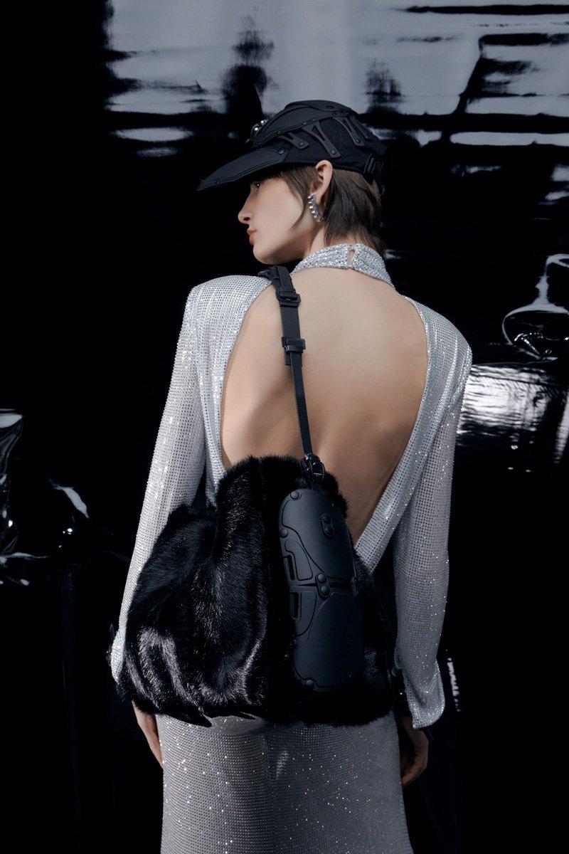 Innerraum Berlin OBJECT S10 HOBO BAG BLACK FAUX FUR + BLACK MATT