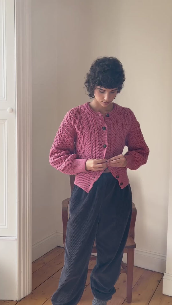 Irelands Eye Clover Cropped Aran Cardigan Rosa Pink