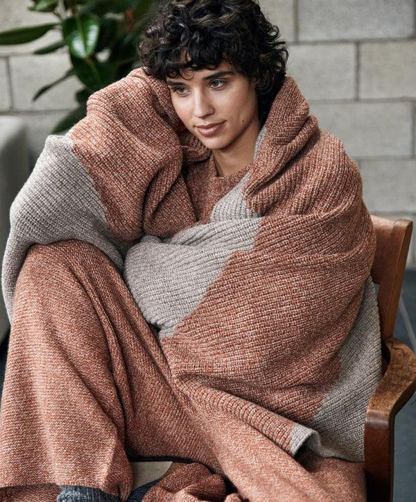 Irelands Eye Wren Intarsia Throw Cedar Marl & Eggshell