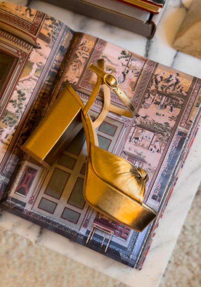 isa tapia Macarena Gold Platform