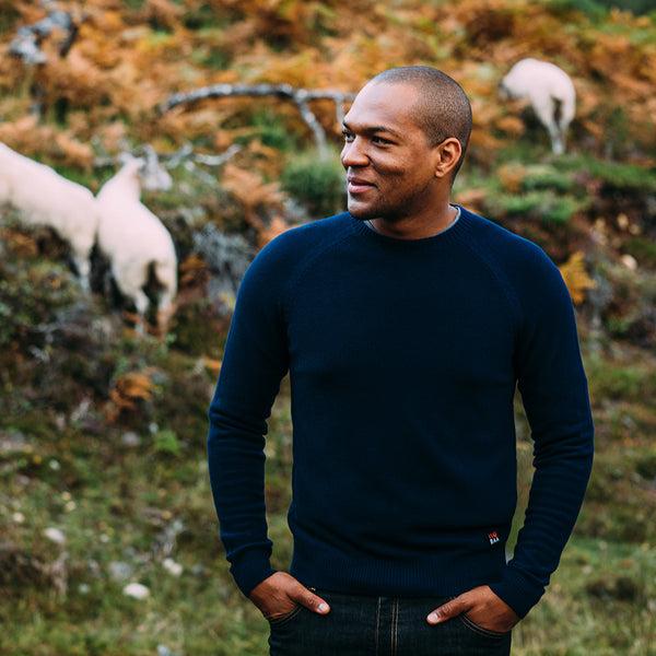 Isobaa Mens Merino Moss Stitch Sweater (Navy/Denim)