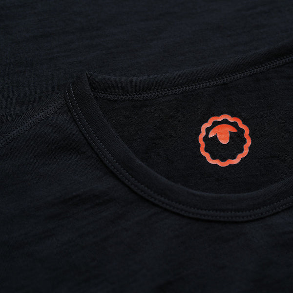 Isobaa Womens Merino 150 Emblem Tee (Black/Charcoal)