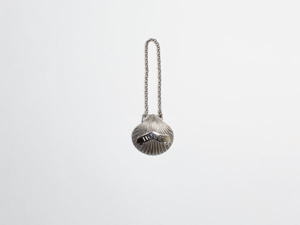 J.w.anderson George Iii Silver Shell Wine Label [hock] In Silver