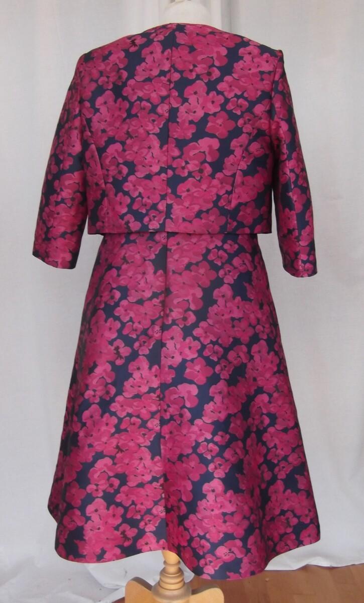 Jacques Vert BRAND NEW WITH TAGS JACQUES VERT COLLECTION MAGENTA FLORAL PRINTED JACQUARD SHANTUNG PROM DRESS & MATCHING SHORT JACKET