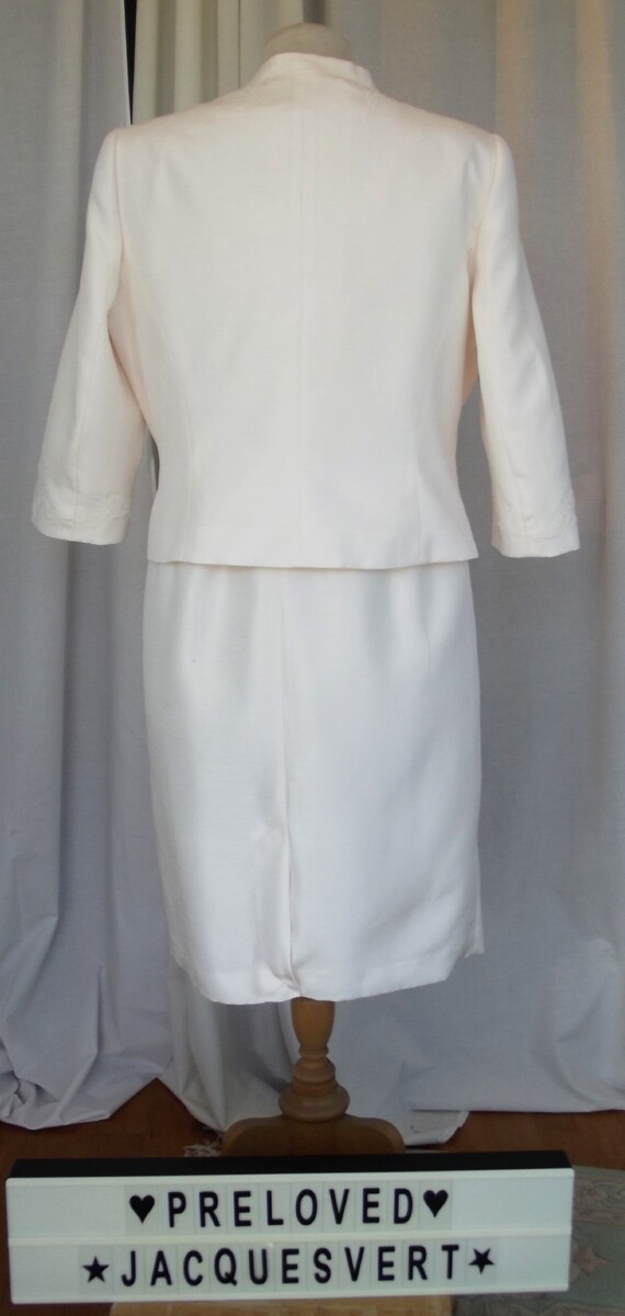 Jacques Vert IVORY SHANTUNG DRESS & JACKET WITH APPLIQUED FLOWERHEAD  LACE EMBELLISHMENT