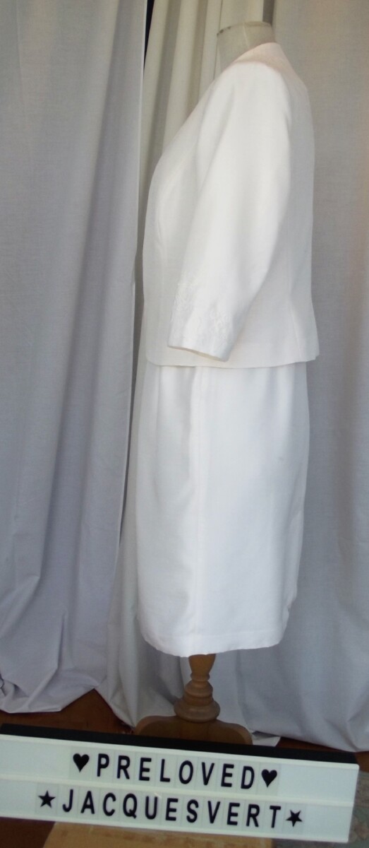 Jacques Vert IVORY SHANTUNG DRESS & JACKET WITH APPLIQUED FLOWERHEAD  LACE EMBELLISHMENT