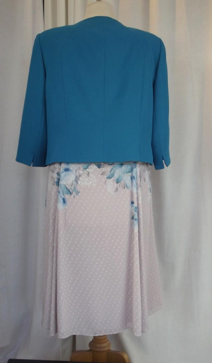 Jacques Vert JACQUES VERT COLLECTION BARCELONA RANGE NEUTRAL DOBBY FABRIC MAGNOLIA PRINT IN SHADES OF BLUE & MID BLUE JACKET