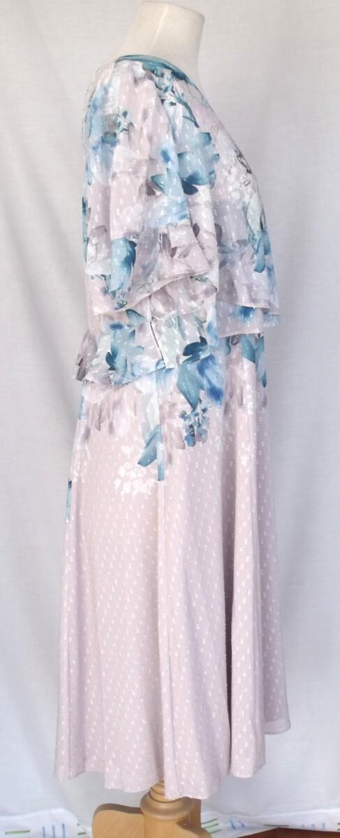 Jacques Vert JACQUES VERT COLLECTION BARCELONA RANGE NEUTRAL DOBBY FABRIC MAGNOLIA PRINT IN SHADES OF BLUE & MID BLUE JACKET