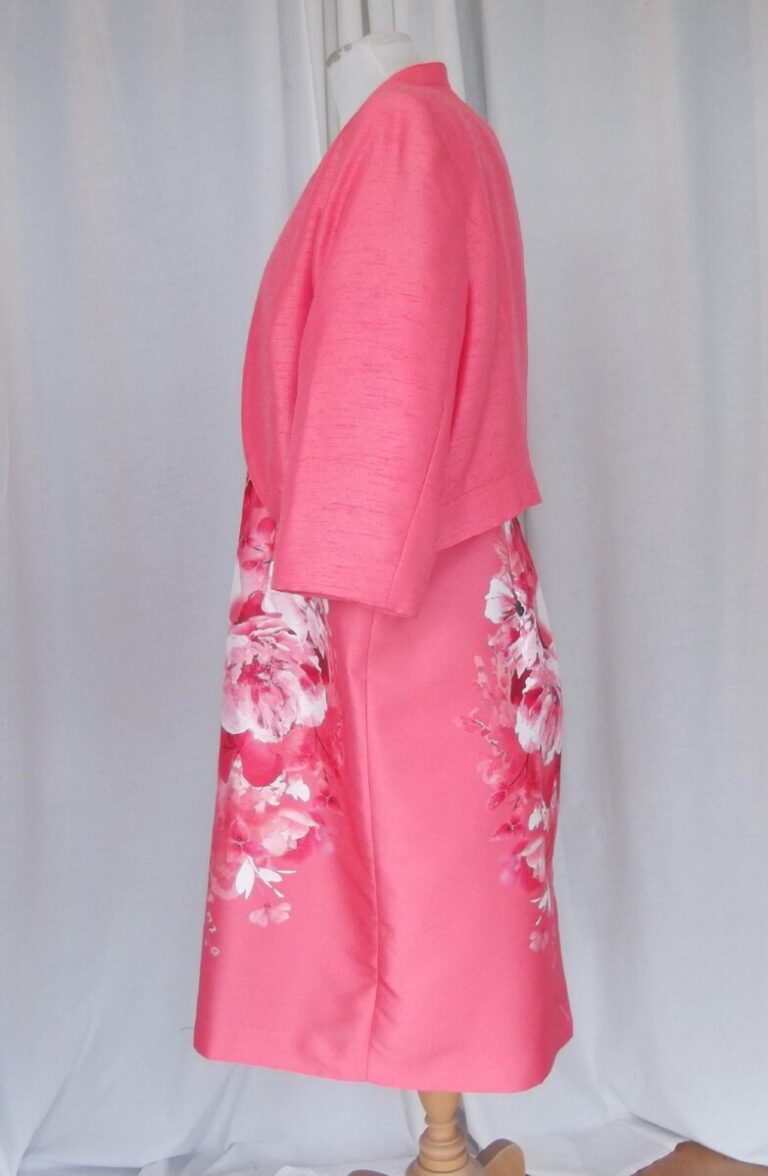 Jacques Vert JACQUES VERT COLLECTION CORAL SHANTUNG SHIFT DRESS IVORY PLACEMENT PRINT CORAL CURVED EDGE SHORT JACKET