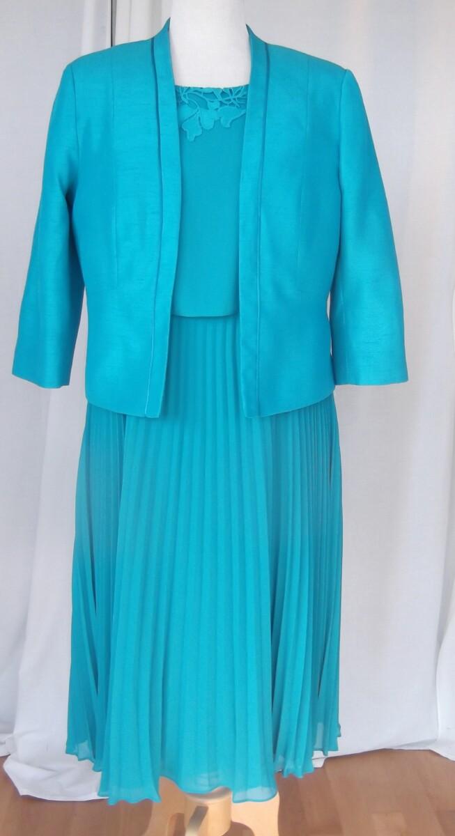 jacques vert JACQUES VERT COLLECTION EMERALD GREEN DRESS IN CREPE JERSEY CHIFFON WITH LACE SLEEVES & LACE APPLIQUED BODICE & SUNRAY PLEATED SKIRT & ELLIE PEACOCK SHANTUNG JACKET