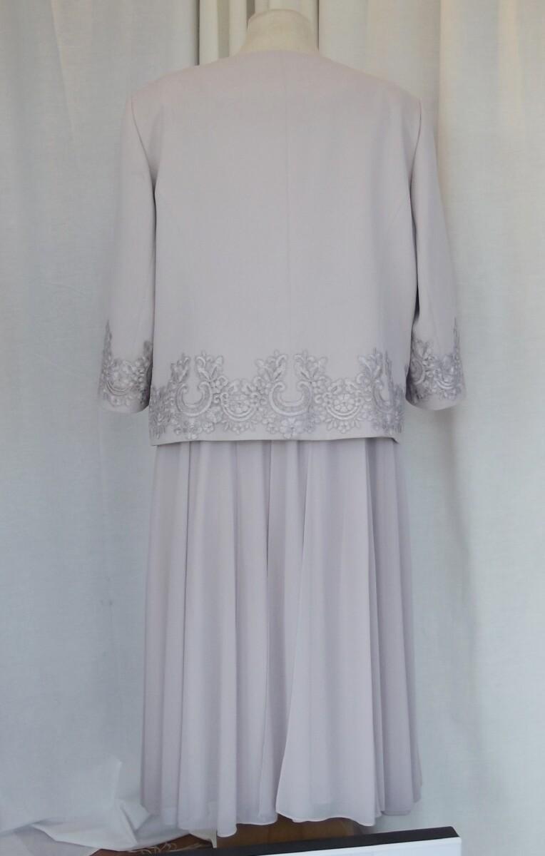 Jacques Vert JACQUES VERT COLLECTION LILAC CREPE JACKET LACE APPLIQUE AROUND THE CUFFS & HIPS MATCHING CHIFFON DRESS WITH LACE LOOSE BODICE