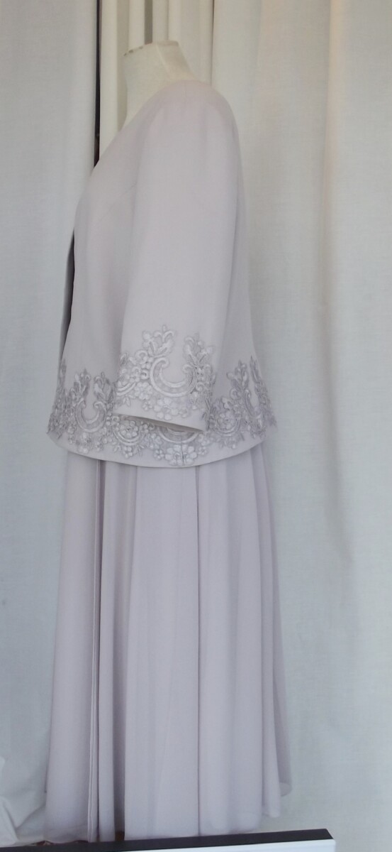 Jacques Vert JACQUES VERT COLLECTION LILAC CREPE JACKET LACE APPLIQUE AROUND THE CUFFS & HIPS MATCHING CHIFFON DRESS WITH LACE LOOSE BODICE