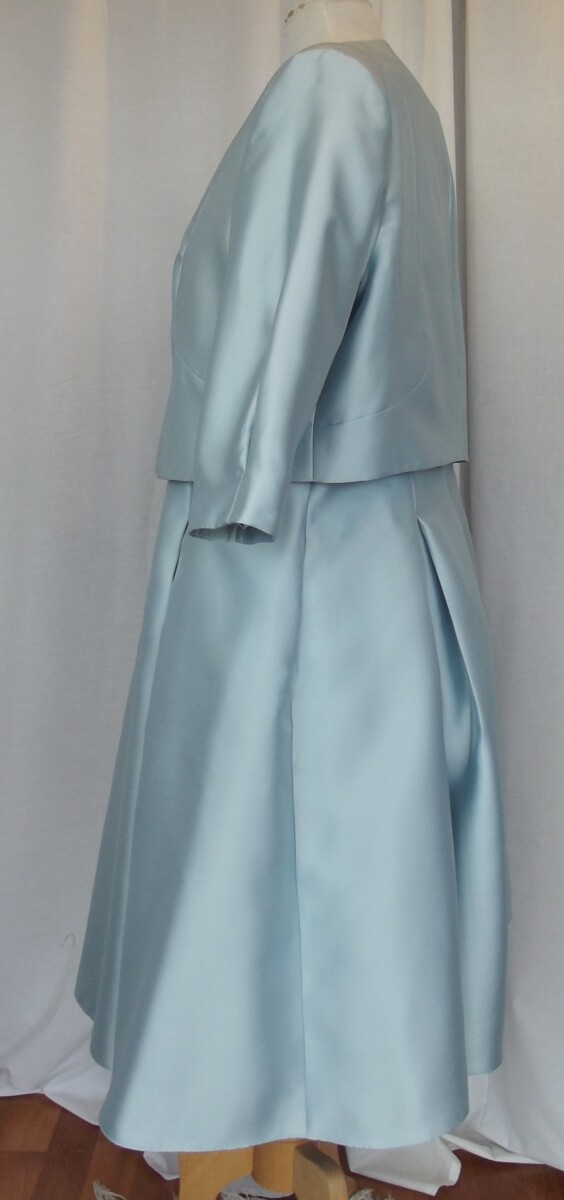 Jacques Vert JACQUES VERT COLLECTION PALE BLUE JACQUARD SHANTUNG PROM DRESS FIVE EMBROIDERED FLOWERHEADS ON FRONT & MATCHING JACKET