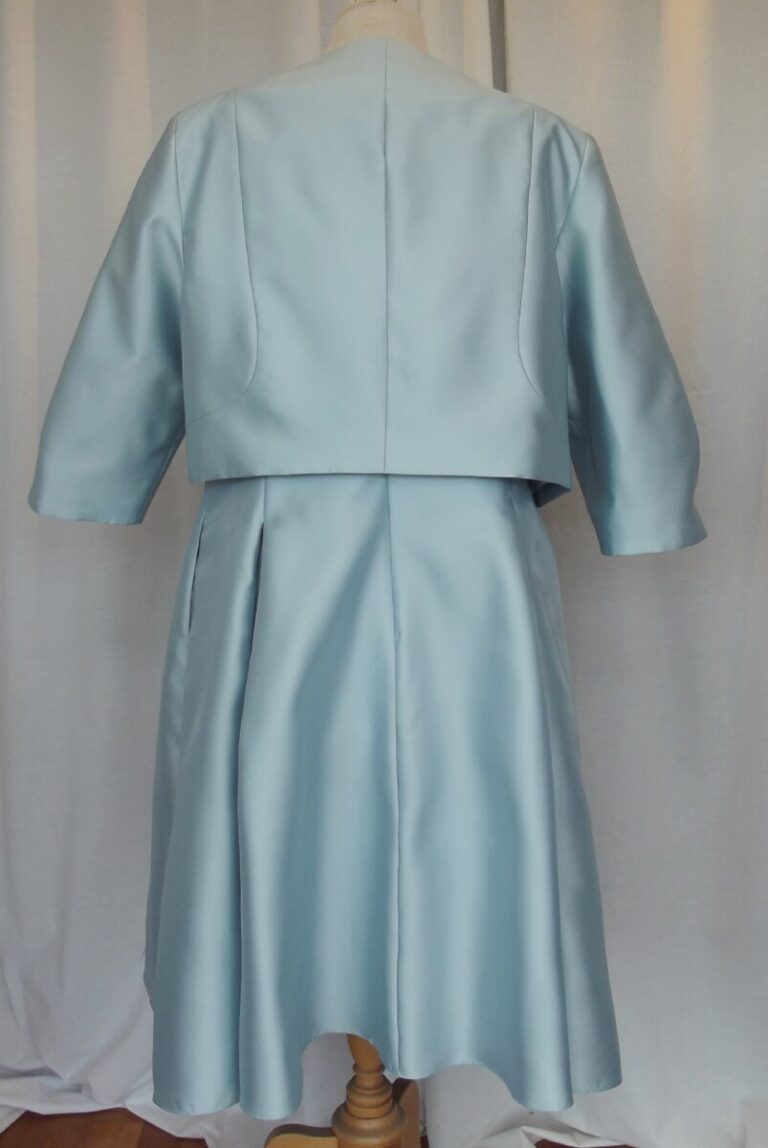 Jacques Vert JACQUES VERT COLLECTION PALE BLUE JACQUARD SHANTUNG PROM DRESS FIVE EMBROIDERED FLOWERHEADS ON FRONT & MATCHING JACKET