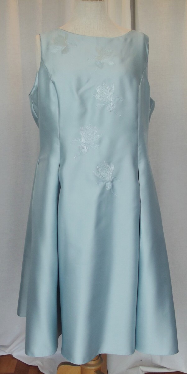 Jacques Vert JACQUES VERT COLLECTION PALE BLUE JACQUARD SHANTUNG PROM DRESS FIVE EMBROIDERED FLOWERHEADS ON FRONT & MATCHING JACKET