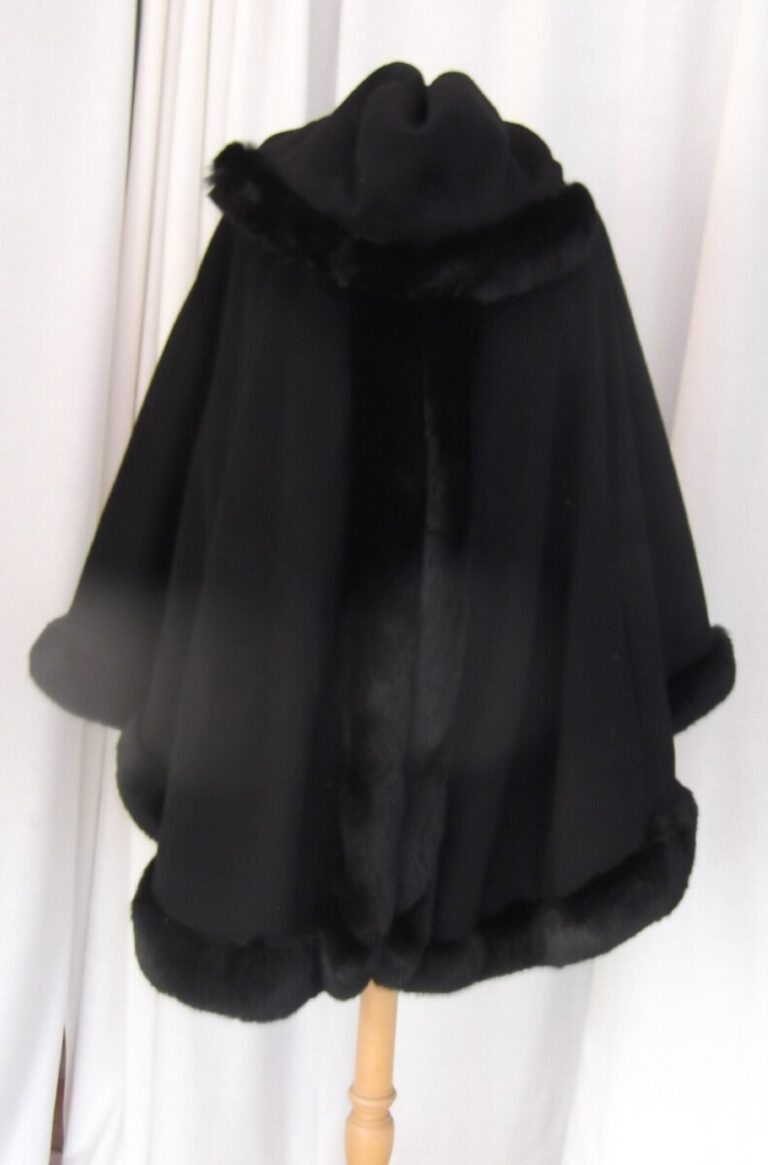 jacques vert JACQUES VERT ONE SIZE BLACK HOODED CLOAK 72% WOOL 9% CASHMERE FAUX FUR TRIM AROUND ALL EDGES jacques vert JACQUES VERT ONE SIZE BLACK HOODED CLOAK 72% WOOL 9% CASHMERE FAUX FUR TRIM AROUND ALL EDGES