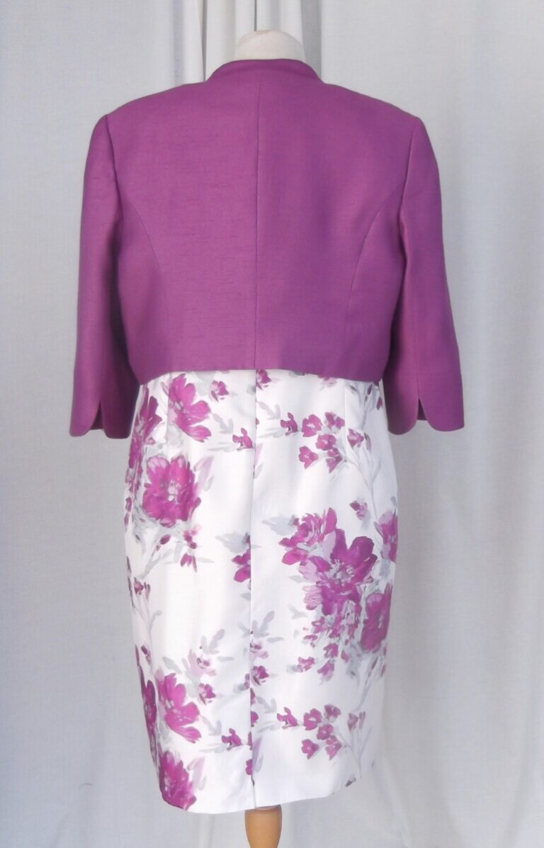 Jacques Vert PETITE RANGE IVORY SHANTUNG SHIFT DRESS MAGENTA FLOWER HEAD PLACEMENT PRINT & MAGENTA WOVEN SHORT JACKET