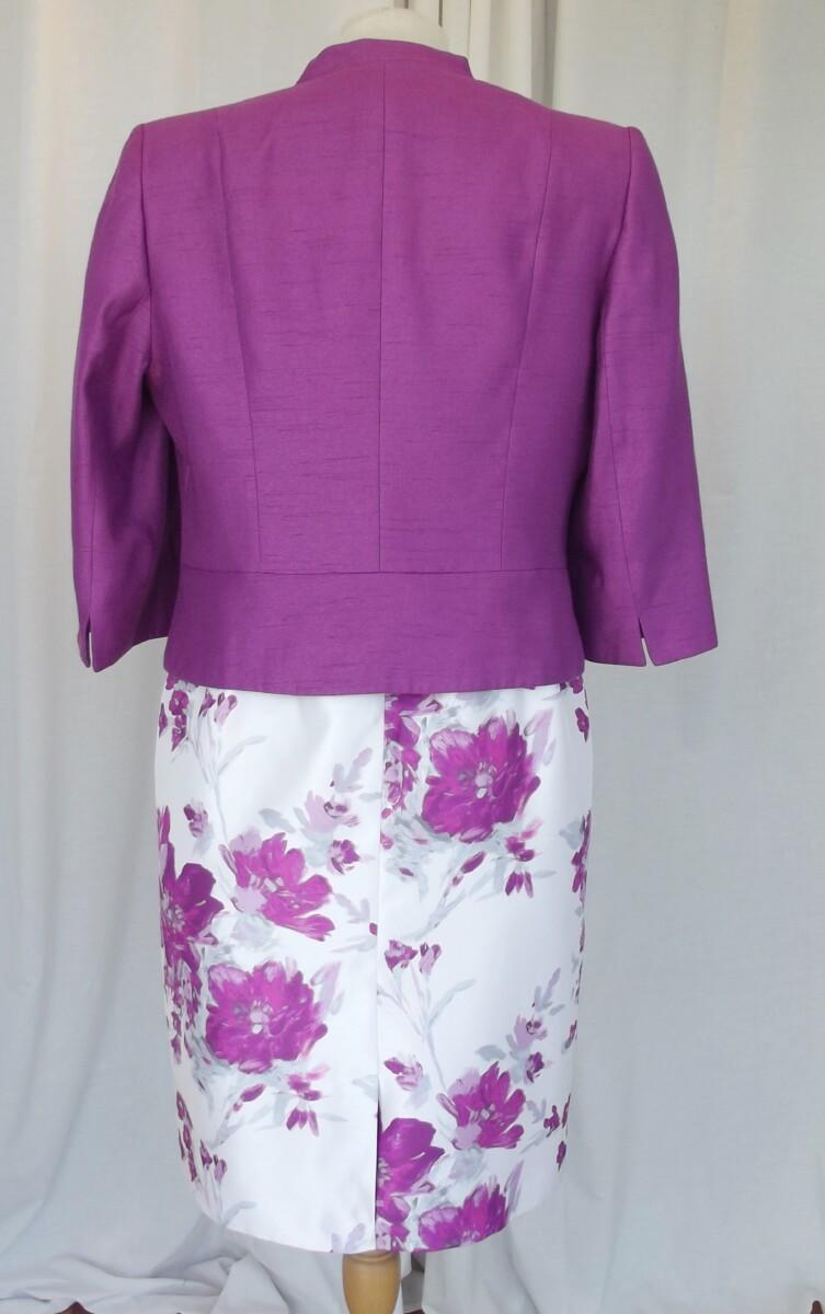 Jacques Vert PETITE RANGE IVORY SHANTUNG SHIFT DRESS MAGENTA FLOWER HEAD PLACEMENT PRINT & MAGENTA WOVEN JACKET