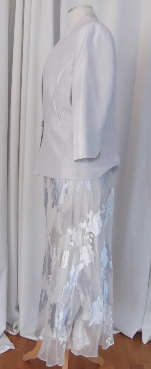 Jacques Vert SILVER GREY 20% SILK DEVORE POWDER BLUE ROSE HEAD PRINT MATCHING SILVER GREY JACKET SATIN SEAMS