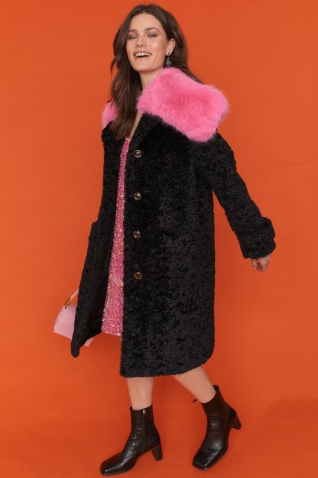 JAYLEY Black Faux Fur Midi Coat with a Pink Oversized Collar