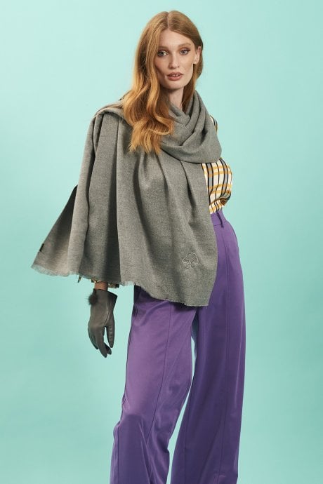 JAYLEY Cashmere Blend Wrap In Grey With Fringed Hem And Logo