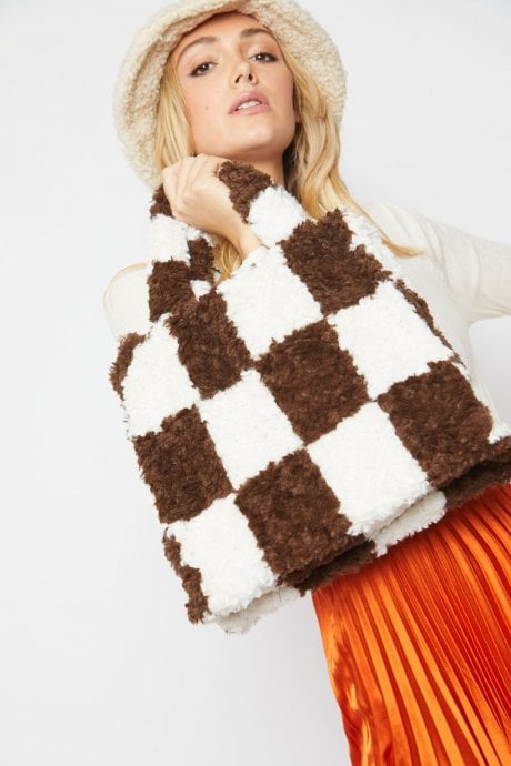 JAYLEY Shearling Checkered Tote Bag In Chocolate And Cream