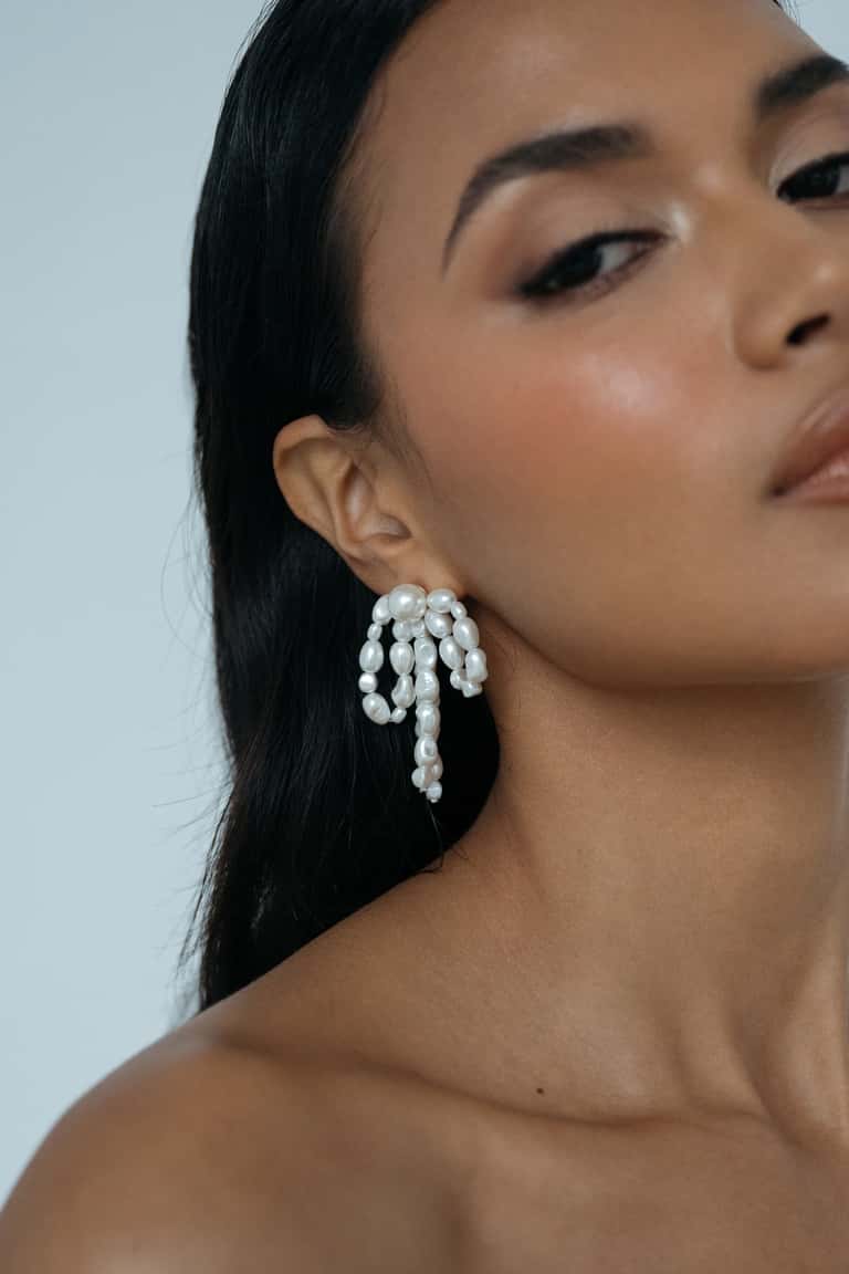 jenny yoo Suki Pearl Bow Earring Goldu002FIvory