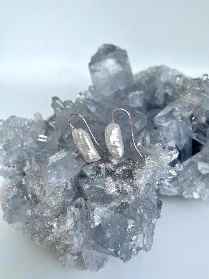 jnb Iridescent Pearl Dangle Earring