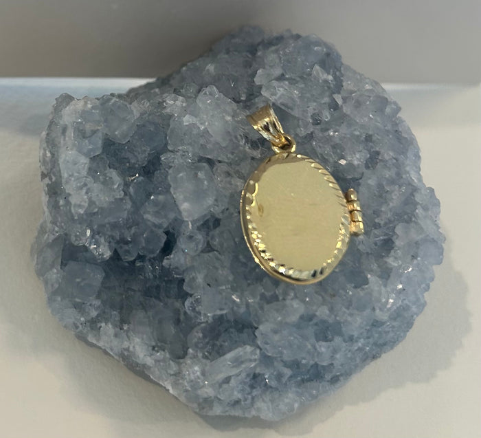 Jnb Oval Gold Engraved Locket