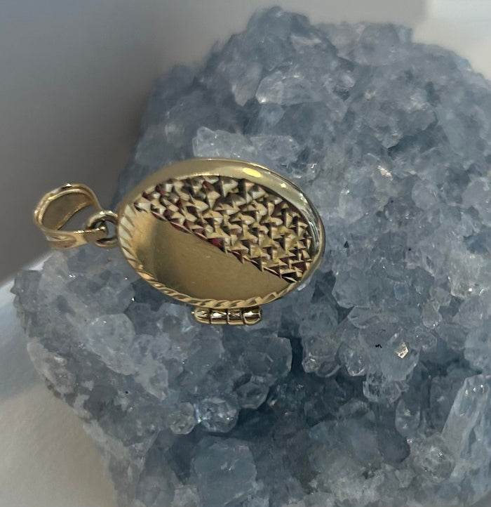 Jnb Oval Gold Engraved Locket