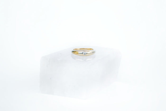 jnb Round Tapered Bezel-set Diamond Ring