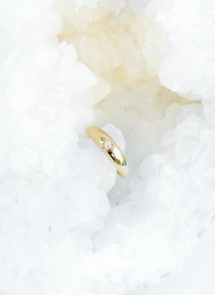 jnb Round Tapered Star-Set Diamond Ring